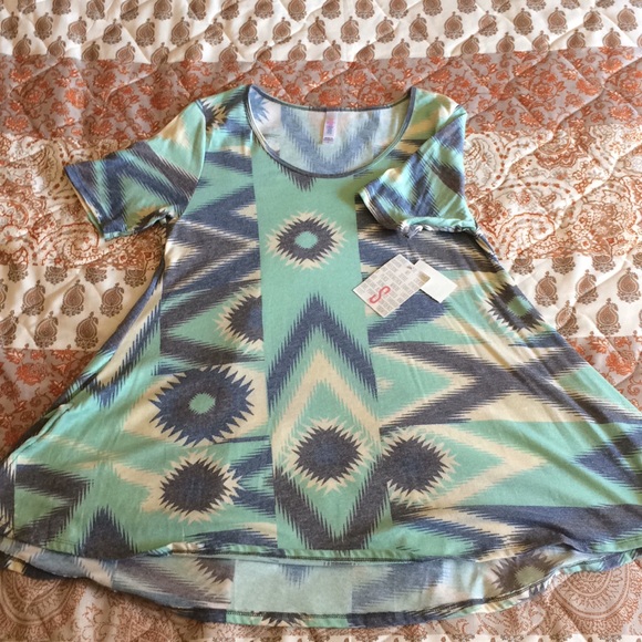 Lularoe Perfect Tee - Picture 1 of 4